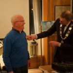 Voorzitter Tiemen Cloo krijgt lintje opgespeld door burgemeester Bolding van de gemeente Hogeland