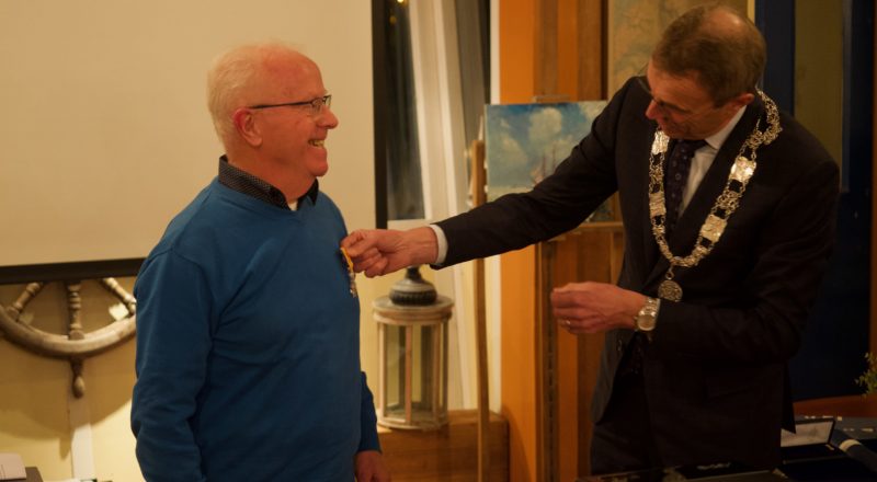 Voorzitter Tiemen Cloo krijgt lintje opgespeld door burgemeester Bolding van de gemeente Hogeland